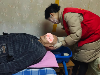 <b>“洗”迎新春  社区助老上门理发</b>