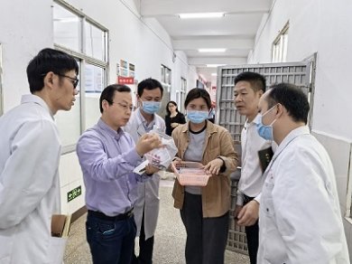 <b>医学专家赴新丰山区传经送宝</b>