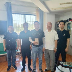 【岳阳凡人英雄】的哥彭美红纵身一跳，托起少年生命之光