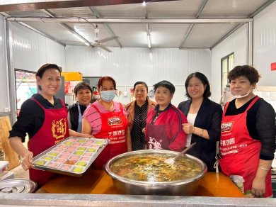 天中义工联合会理事杨仙菊为长者食堂老人送